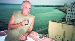 El escritor cubano Pedro Juan Gutiérrez, en la terraza de su casa de La Habana. / LUIS ÁNGEL GÓMEZ/