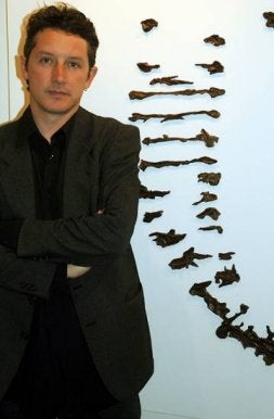 El artista segoviano Luis Moro, junto a una de sus obras. / R. B./