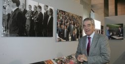 Jambrina observa la fotografía del primer gobierno de la Junta al que perteneció, en la exposición de los 25 años de autonomía. / J. RUIZ/