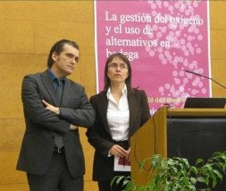 María del Álamo charla durante las jornadas con el ponente belga Olav Aagard. / EL NORTE/