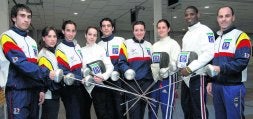 Los componentes de los equipos masculino y femenino del Valladolid Club de Esgrima posan juntando sus espadas todos a una, antes de uno de sus entrenamientos diarios en el Módulo Cubierto del Río Esgueva./ REPORTAJE GRÁFICO RICARDO OTAZO/