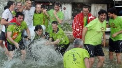 Los jugadores se bañan en la fuente de La Marina a su llegada a Zamora. / LUIS CALLEJA/