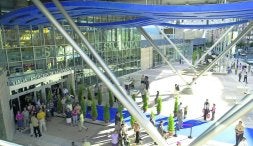 Exterior del centro comercial Vialia, en el que se integra en la actualidad la estación ferroviaria de Salamanca./ MANUEL BARROSO/