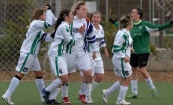 Las jugadoras del Rondilla celebran un gol. / M. ÁNGEL SANTOS/