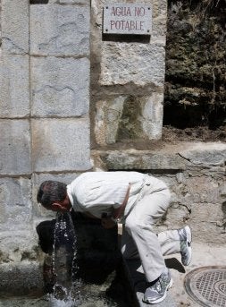 Un hombre bebe agua en la fuente de la Fuencisla pese a la advertencia de que no es potable. / ANTONIO DE TORRE/