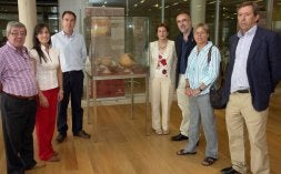 Responsables de la bodega y de la Universidad, junto a una de las vitrinas de la exposición./ A. OJOSNEGROS/