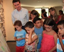 El concejal y varios niños observan algunos de los trabajos expuestos en los locales del Centro Cultural de San José./ ANTONIO TANARRO/