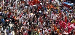 Un gran número de personas en la Plaza de España asisten al pregón inagural de las fiestas de la villa. / ROSA BLANCO/