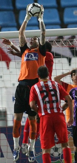 Jacobo atrapa el balón en una de sus múltiples intervenciones en Almería./ RAMÓN GÓMEZ/