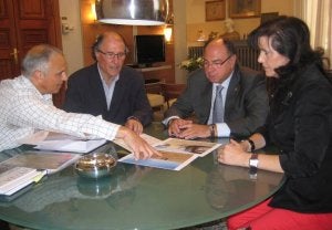 Martín e Infante, con los representantes de Intercatia. / EL NORTE/