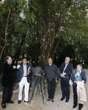 Joaquín Díaz, Ramón García, Gustavo Martín Garzo, José Delfín Val y María Antonia Fernández del Hoyo, en Campo Grande. / G. VILLAMIL/