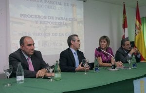 El delegado de la Junta, José María Hernández; el director general de FP, Marino Arranz; la directora del Virgen de la Calle, Blanca García, y el director provincial de Educación, Gregorio Vaquero, presentan el curso. / J. RUIZ/