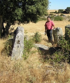Martín Benito posa en el dolmen de Almeida de Sayago. EL NORTE/