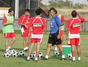 Ricar da instrucciones a la plantilla durante un entrenamiento./ LUIS CALLEJA/