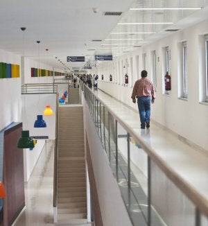 Pasillo del hospital Río Hortega. / MIGUEL ÁNGEL SANTOS/