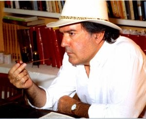 El escritor y novelista madrileño Tomás García Yebra, con su característico sombrero./ EL NORTE/