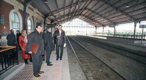 Cecilio Vadillo, a la derecha, en los andenes de la estación. :: FRAN JIMÉNEZ/