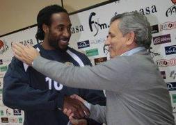 Michael Dickerson recibe el saludo de Martínez Zulaica en su presentación con el Palencia. :: M. DE LA FUENTE/