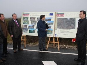 Maíllo y otros diputados, junto a los carteles informativos sobre el proyecto de la carretera. ::
EL NORTE/