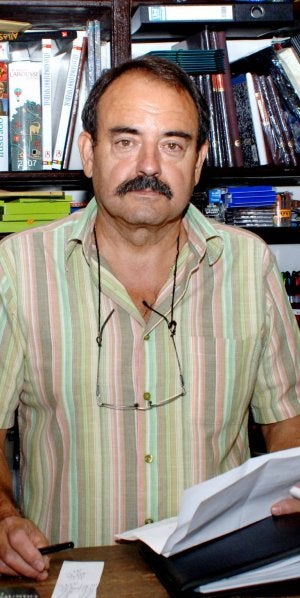 Luis González, en su establecimiento. ::
LUIS CALLEJA/