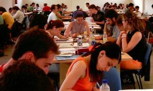 Sala de estudio del barrio de San Lorenzo. Los jóvenes de los barrios incorporados demandan este tipo de espacios. :: E. RUBIO/