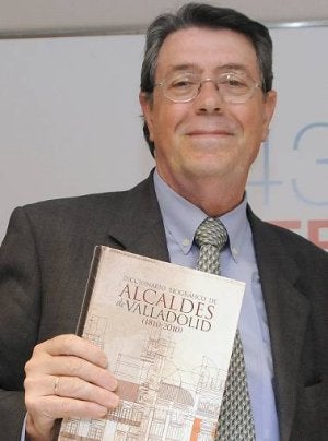 Carasa, con su libro. :: J. CARRILLO/