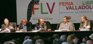 Desde la izquierda, Ángel Torío, Teófanes Egido, Javier León de la Riva, Germán Delibes y Anastasio Rojo Vega, en la mesa homenaje a Miguel Delibes. :: HENAR SASTRE/