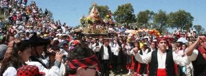 El grupo de paloteo dedica una danza a la patrona, a su llegada al fin del itinerario. ::
A. TANARRO/