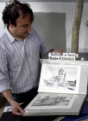 Javier Esteban muestra varias láminas con su trabajo. ::
A. QUINTERO/