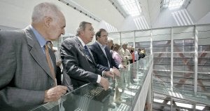 Emiliano Aguirre, primer director de Atapuerca; el arquitecto, Navarro Baldewe, y el presidente Herrera./