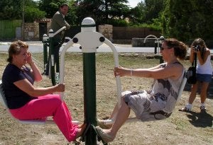 La presidenta de los vecinos, Nuria Herrero, a la derecha, prueba los juegos para mayores en Zamarramala. ::
EL NORTE/