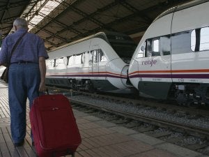 Trenes lanzadera en la estación de Campo Grande. :: HENAR SASTRE/