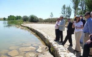 El alcalde de Villada, José María González; el presidente de la Confederación, Antonio Gato; y el subdelegado del Gobierno, Raúl Ruiz (los tres primeros por la izquierda), en su visita de ayer. ::
S. RODRÍGUEZ/