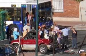 El conductor del autobús gesticula ante el todoterreno después del impacto. :: R. S./