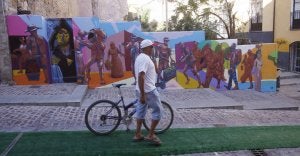 Grafiti de Alejandro Pérez Carbajal, junto a la alfombra verde de Fernando García Malmierca en la calle Balborraz. :: R. CASADO/