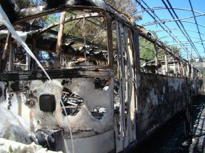 Estado en el que ha quedado el ferrobús de Barruelo tras el incendio del miércoles que lo calcinó. :: NURIA ESTALAYO/