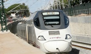 Un tren sale de uno de los dos túneles que salvan la zona residencial del Pinar de Antequera. :: RAMÓN GÓMEZ/