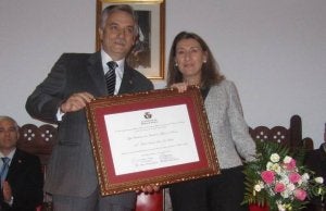 Artemio Domínguez entrega la placa a María Victoria San José.::
L. S./