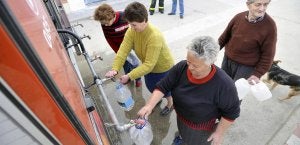 Vecinos de Salvador de Zapardiel recogen agua del camión cisterna. :: FRAN JIMÉNEZ/