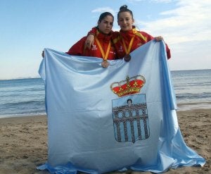 Lara García y Beatriz Puga posan con sus medallas y la bandera de Segovia. ::
EL NORTE/