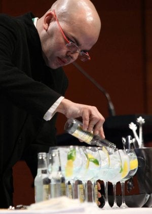 Pedro Toribio prepara los siete gin tonic de la final. :: LUSA/