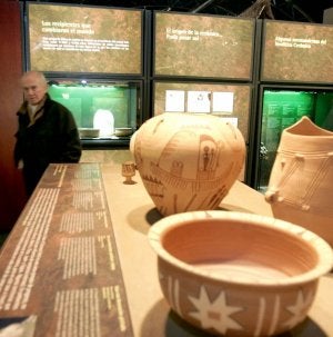 Gallego, en el centro, visita ayer la exposición junto a responsables de La Caixa. A la derecha, aspecto de la muestra instalada en el parque del Salón . :: VÍCTOR HERRERO/