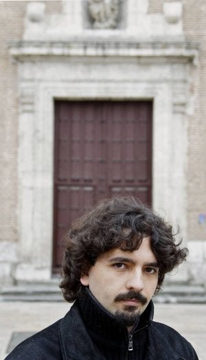 David Temprano, frente al convento de las Descalzas Reales. ::
G. V./