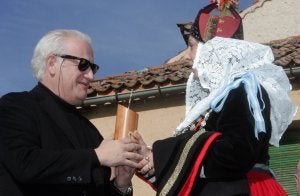 Juan Echanove recibe, ayer en Zamarramala, la distinción de Matahombres de Oro de manos de una de las alcaldesas de este año, María Luz Bermejo. :: FOTOS DE ANTONIO DE TORRE/