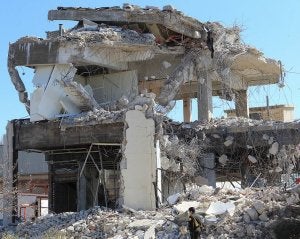 Restos de escombros de uno de los edificios derribados. :: H. SASTRE/