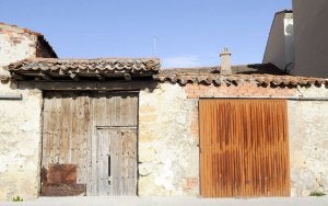 Entrada al patio del futuro albergue, en la calle Fragua Vieja de Zamarramala. ::
JAVIER SEGOVIA/