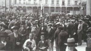 Manifestación obrera en la Plaza Mayor en los años de la II República. ::
EL NORTE/