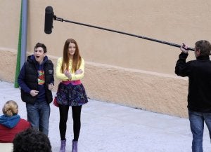 Jonathan (David Castillo) y Lorena (Ana M. Polvorosa), ayer en el rodaje de una escena. :: JAVIER SEGOVIA/