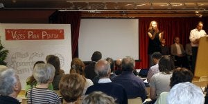Ciudadanos y representantes de colectivos participaron en el acto de apoyo al yacimiento vacceo romano del siglo IV antes de Cristo. :: A. Q./