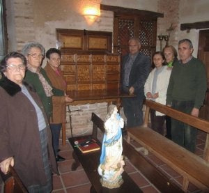 Josefa, Ana, Sagrario, Alfonso, Mari Paz, Milagros y Julián, junto al bargueño de la iglesia. ::
L. S./